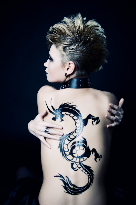 Девушка с татуировкой дракона - Мария Сидорова