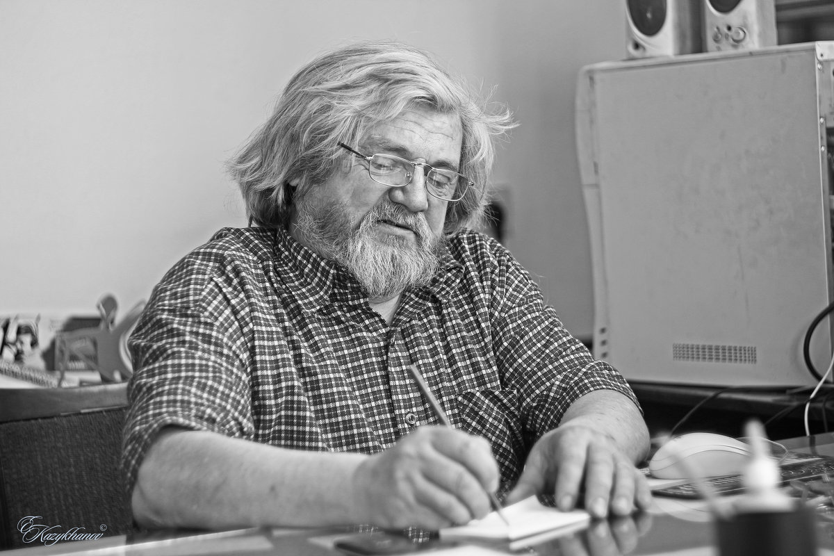 Писатель - Евгений Казыханов