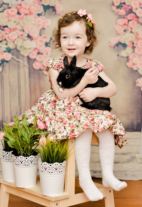 девочка и кролик - Юлия Богданова