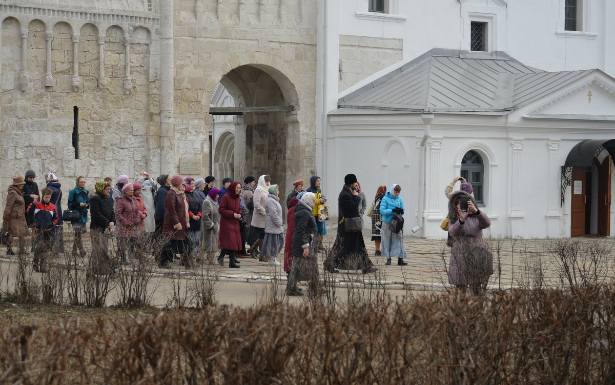 Странствующие на территории Свято-Боголюбского женского монастыря - Николай Варламов