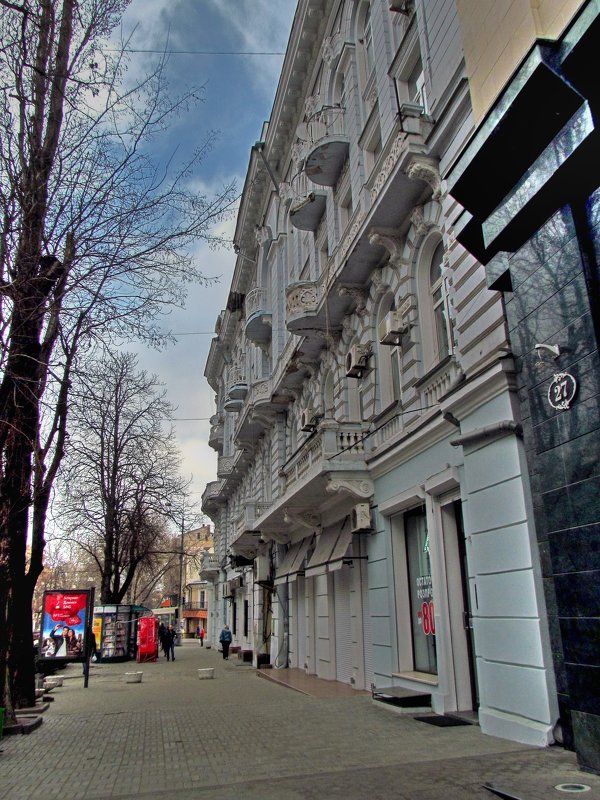 Здание с длинным балконом - Александр Корчемный