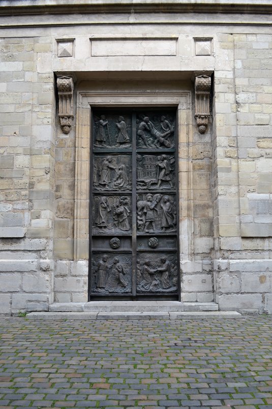 Двери храма Сен-Пьер-де-Монмартр - Ольга 