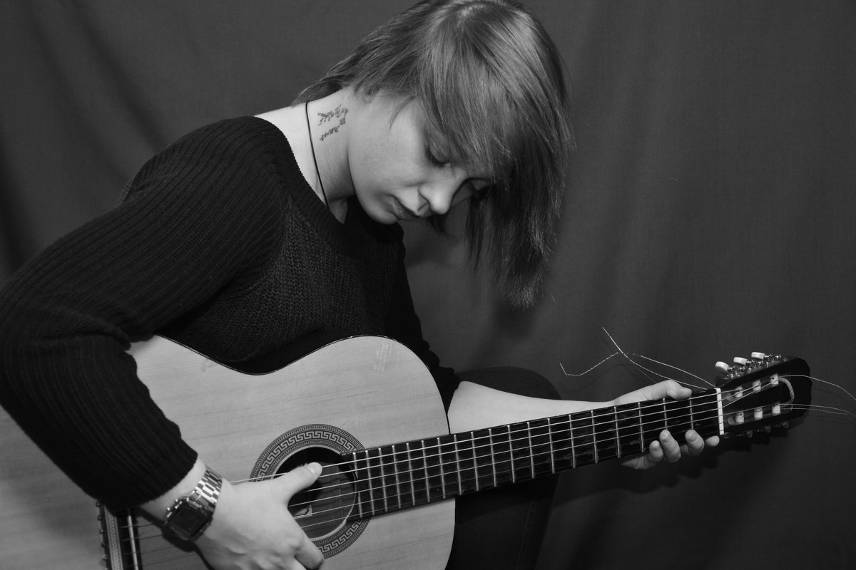 Девушка с гитарой - Yuriy 