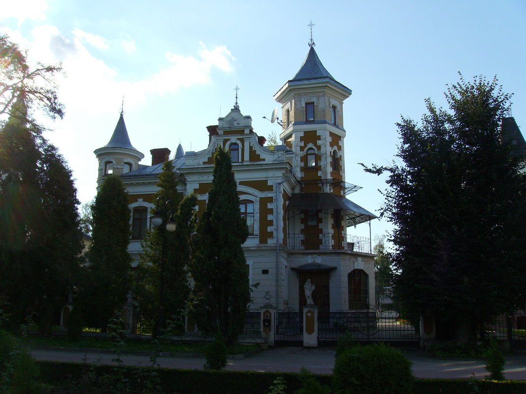 Греко -католическое здание  в  Ивано - Франковском  парке - Андрей  Васильевич Коляскин