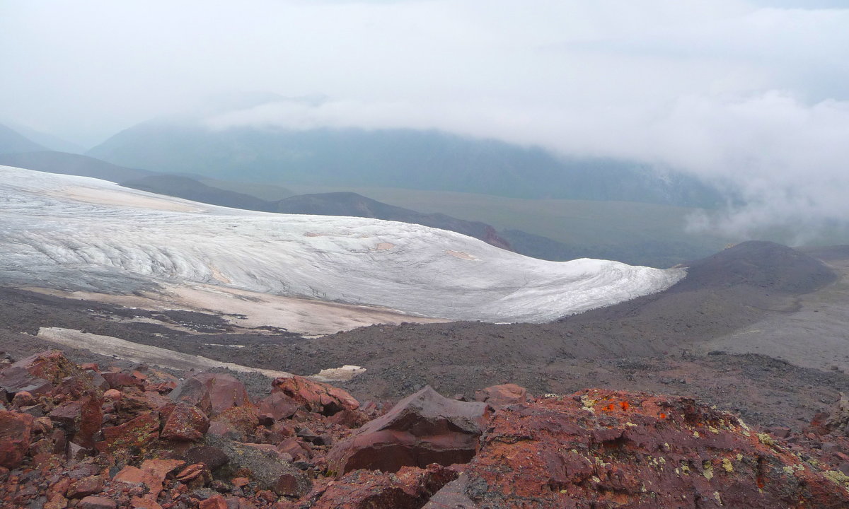 Язык ледника. Граница двух стихий на северном склоне Эльбруса.Высота около 3800 м. - Vladimir 070549 