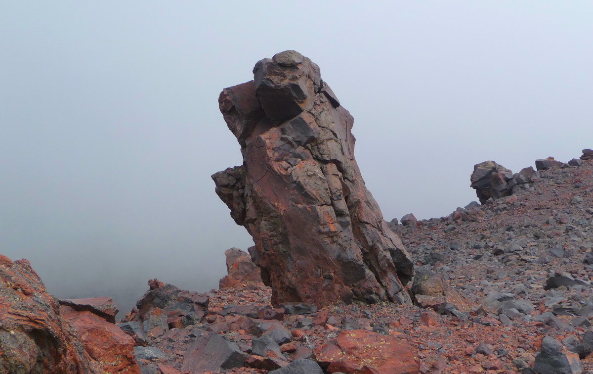 Каменный страж на склоне Эльбруса. Высота около 3500 м. над уровнем моря - Vladimir 070549 