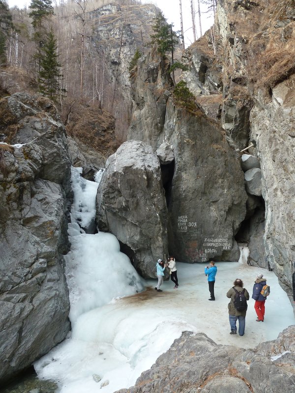 Туристы на замёрзшем водопаде (подо льдом бежит вода) - Галина Минчук