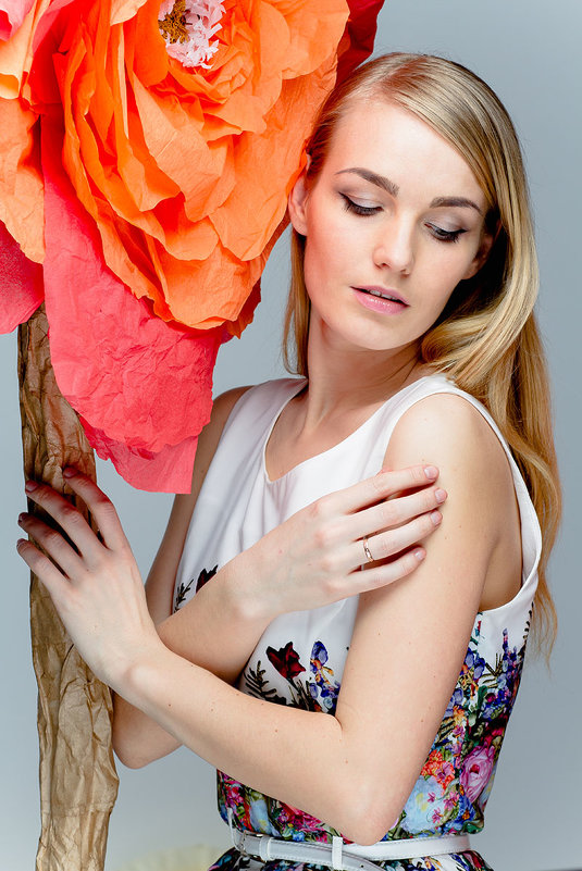 girl looking at flower - Арина Дмитриева