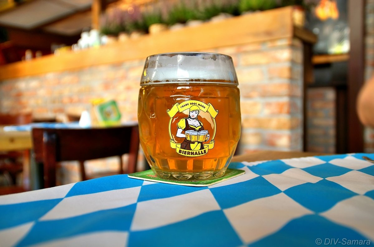 Нефильтрованное ячменное пиво "Bierhalle Pils" в одноименном пивоварском кабаке в Варшаве - Денис Кораблёв