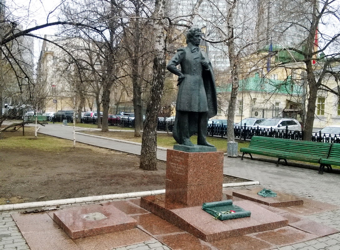 Памятник поэту в сквере в Спасопесковском переулке - Николай Дони