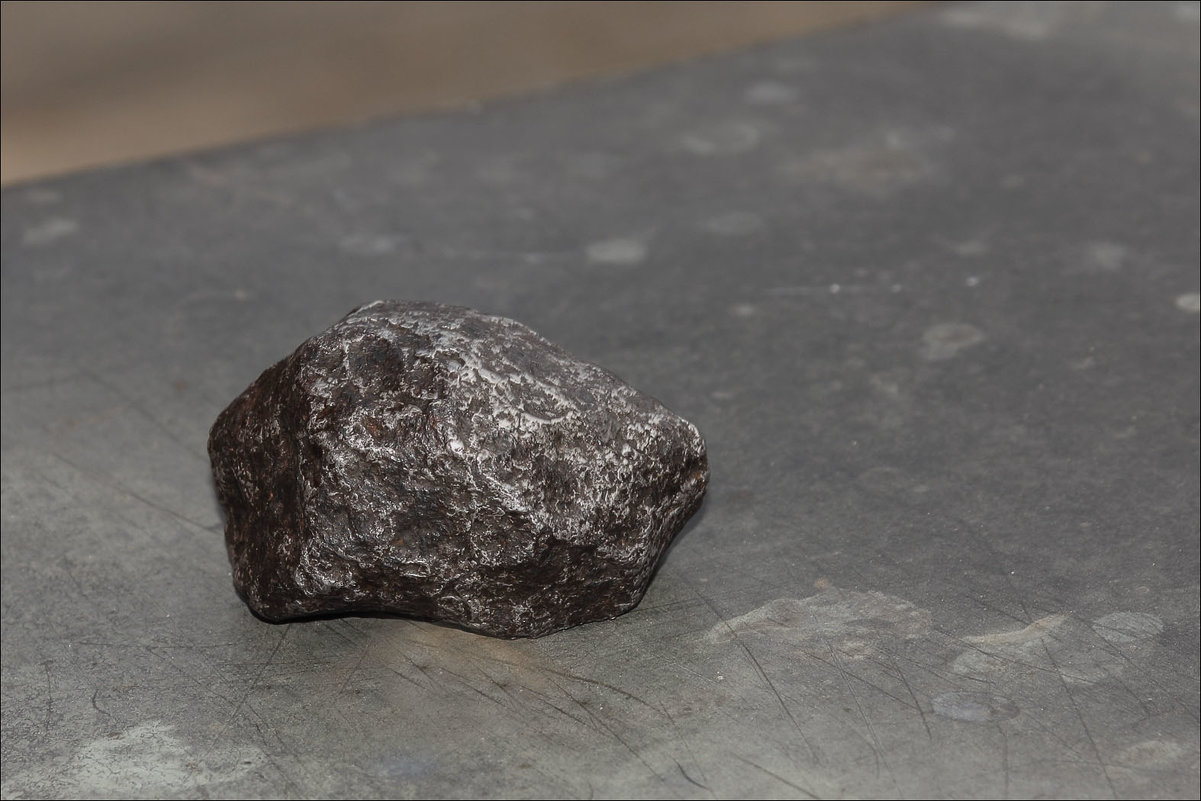Если кому интересно, это - метеорит. - Виктор (victor-afinsky)