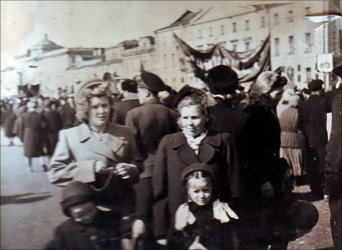 На демонстрации. Ленинград, 1955 год - Нина Корешкова