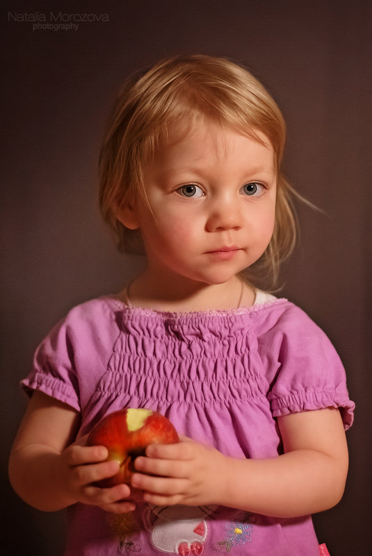 Девочка и яблоко - Наташа Морозова