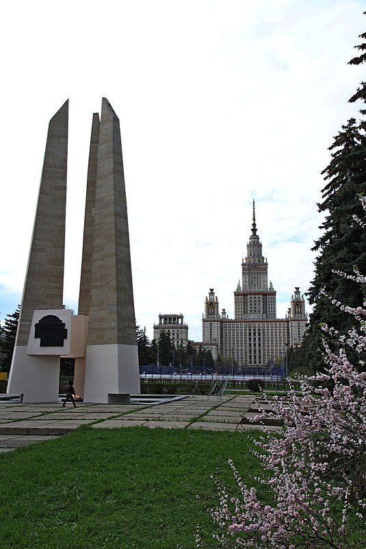 Весна 2015. Памятник Воинам на территории МГУ - Александр Rehc