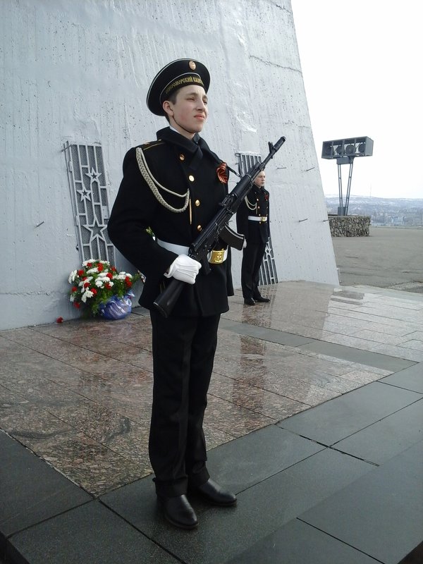 Почётный караул у Памятника Алёши в Мурманске - Надежда 