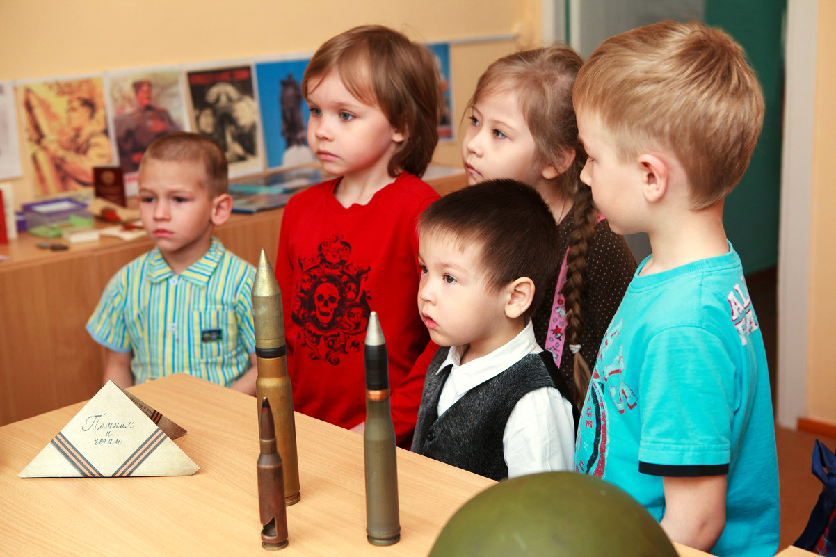 Дети в детском саду слушают о ВОВ - Наталья Повстина