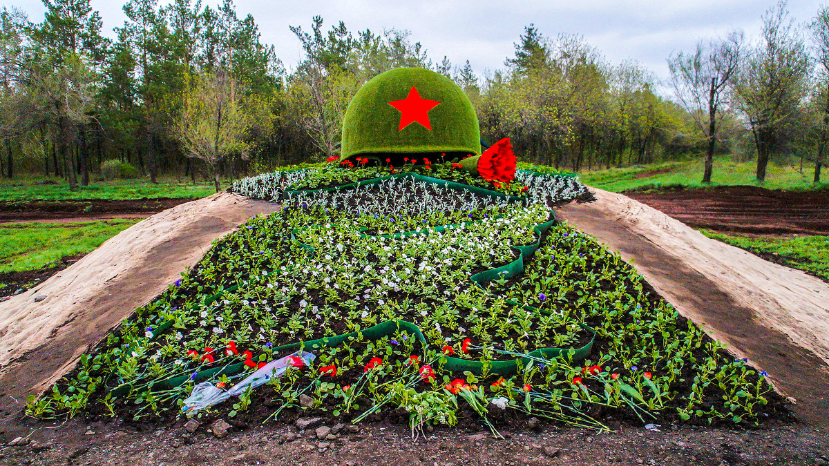 К 70-летию Победы в Оренбурге установили двухметровую солдатскую каску - Elena Izotova