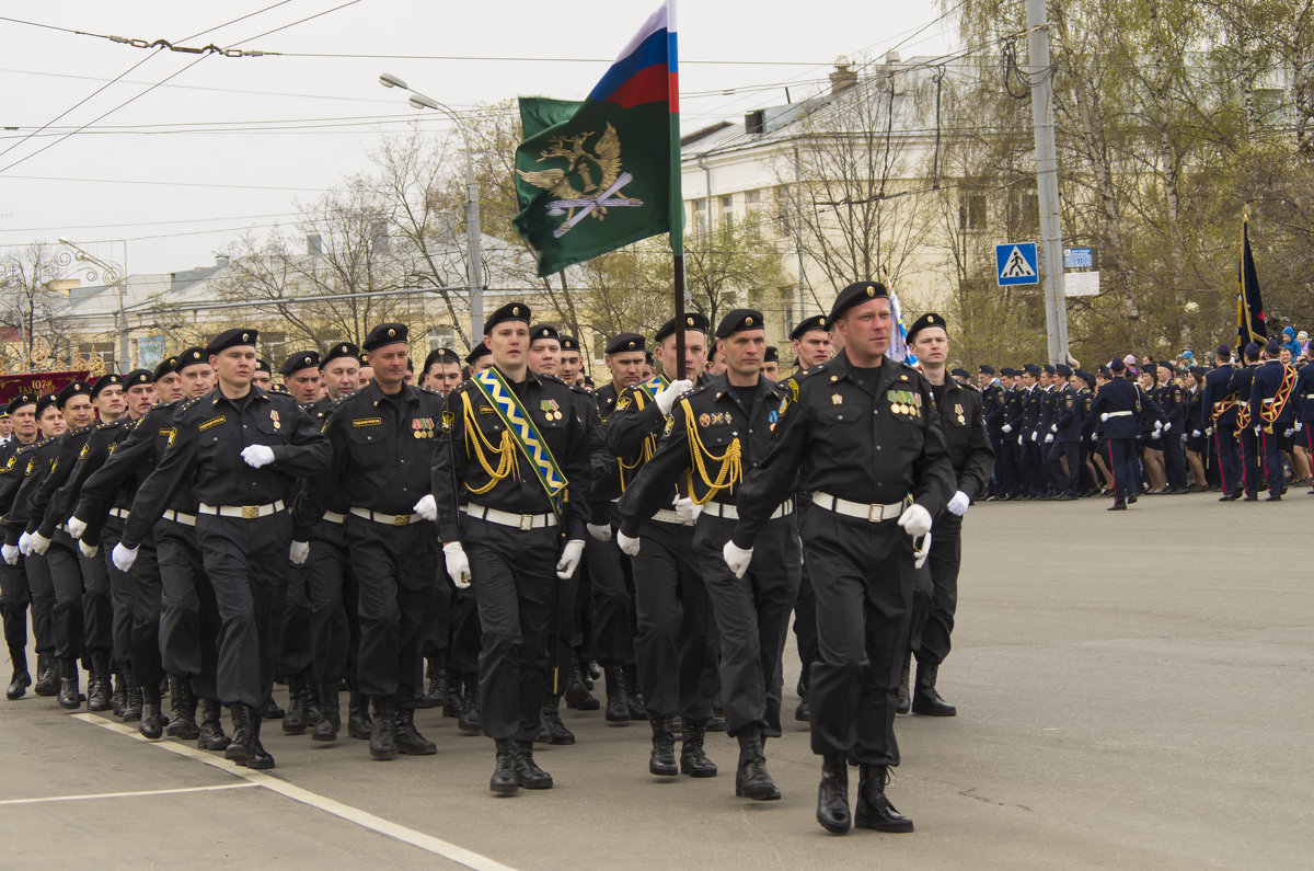 Фашисты в городе и более того, в парадном расчёте - Владимир Максимов