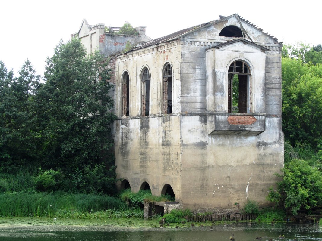 Здание бывшего замка,бывшей ГЭС - Наталья Серегина