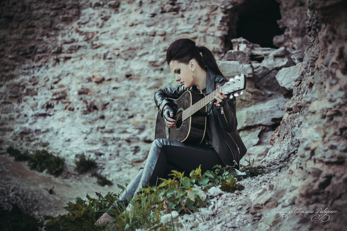 Таинственная девушка с гитарой - Светлана Давиденко