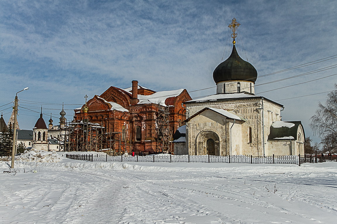 Вид на Троицкую  церковь и Георгиевский собор(белый) - Екатерина Рябцева