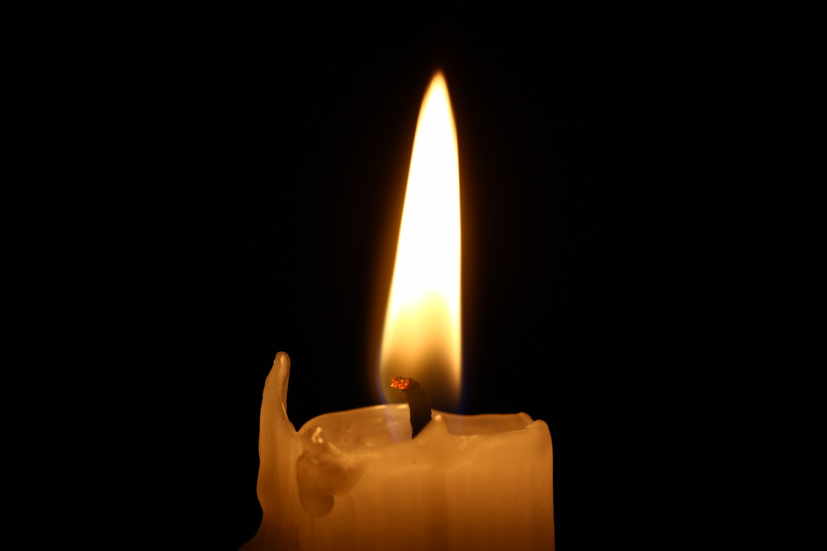 свеча на темном фоне - Валерий Валвиз