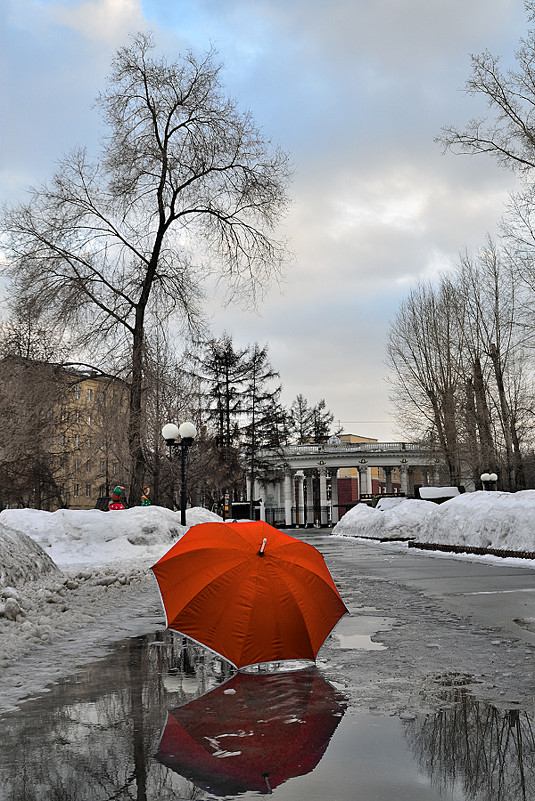 Красный зонт - Сергей Коновалов