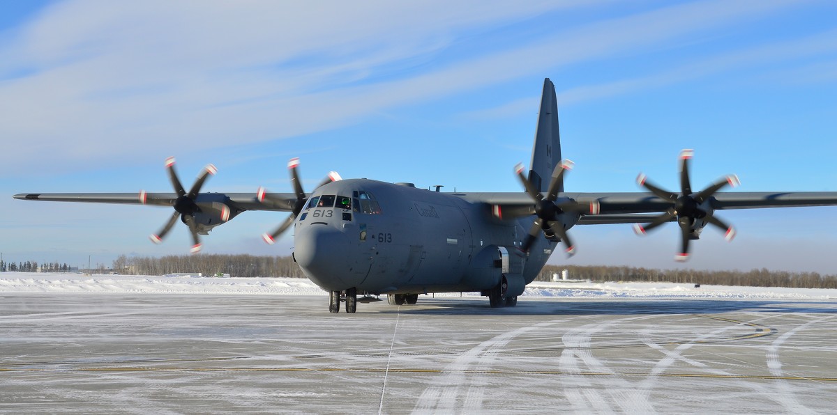 CC-130J Hercules, рулит на стоянку. - Сергей Бушуев