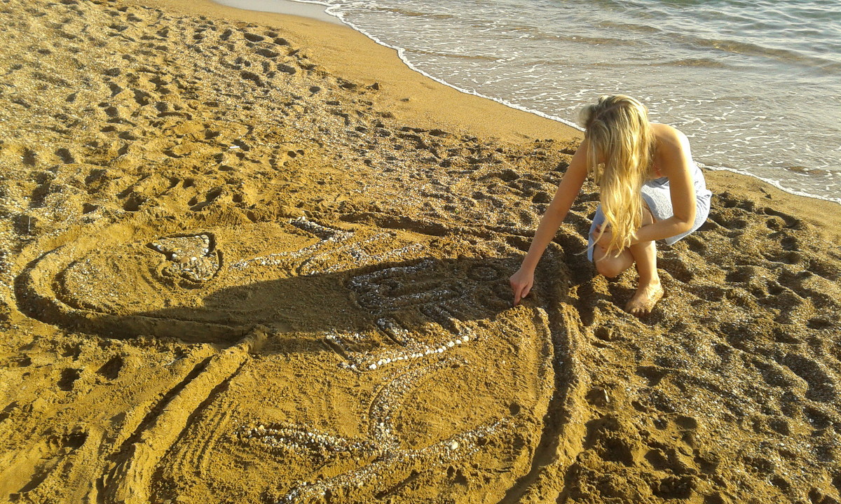 Девушка рисует на песке сердце ... - Наталья Елизарова