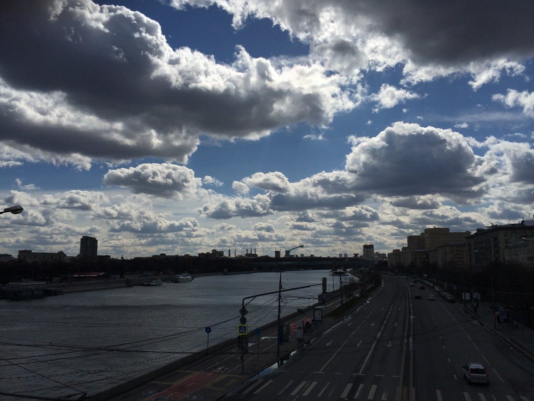 Облачный день в Москве - Евгений Белов