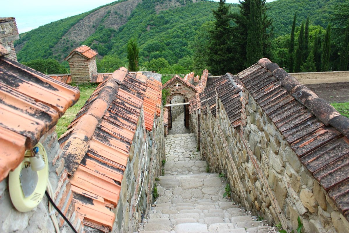 Спуск к святому источнику от храма Св. Нино. - Lo ...