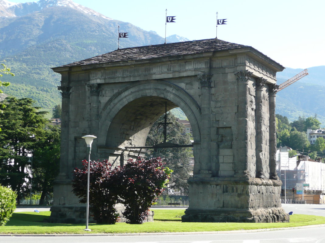 Триумфальная арка 14 века в Аосте,северная Италия. - Natalia Mixa 