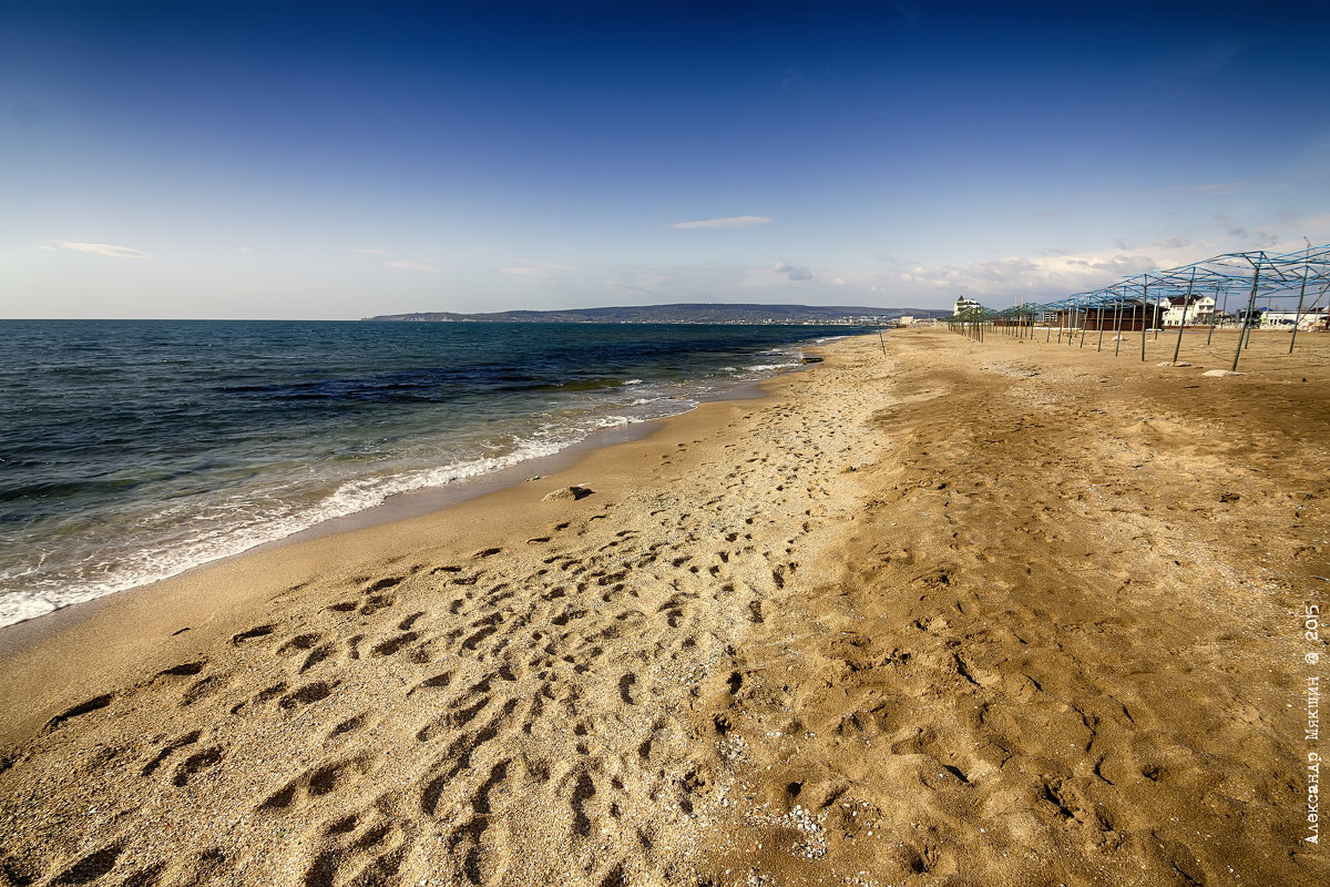 Крымский пляж ... пока ещё пустой - Алексадр Мякшин