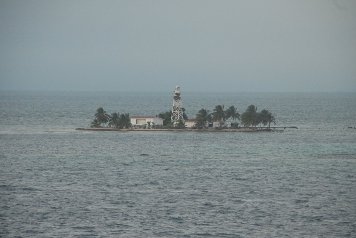 Мини-островок у берегов Белиза в Карибском море. - Владимир Смольников