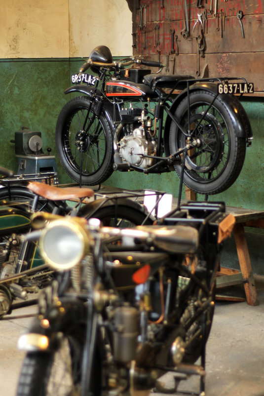 Инсталяция мотоциклетной мастерской - Эдуард Цветков