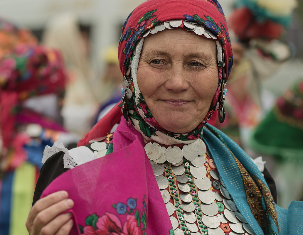 Портрет женщины в национальной марийской одежде - Елена 