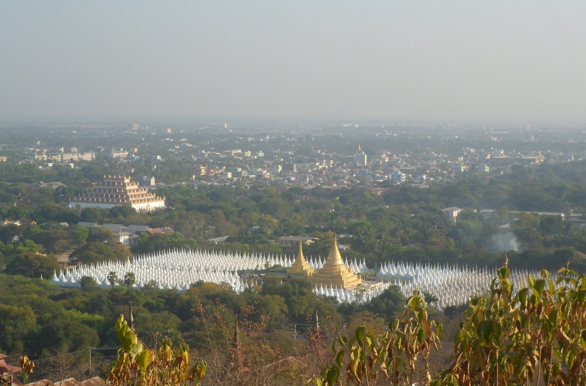 Вид на храм  и Мандалей, Бирма(Мьянма) - Наталья Елизарова