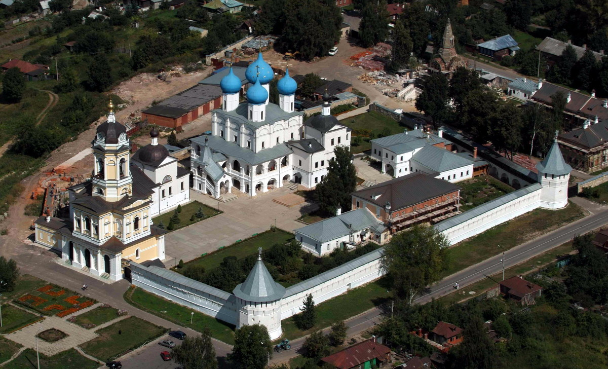 Высоцкий монастырь в реке Серпухов