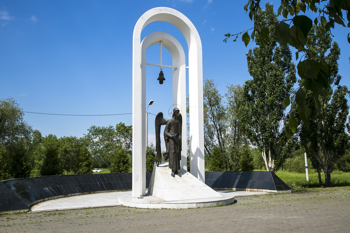 Памятник чернобыльцам. - Александр Рейтер
