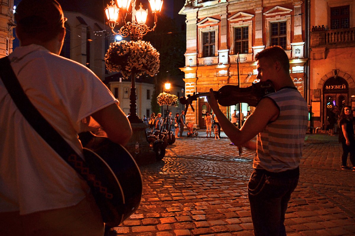 «Вечерний город. Играет скрипка» - Aleks Nikon.ua