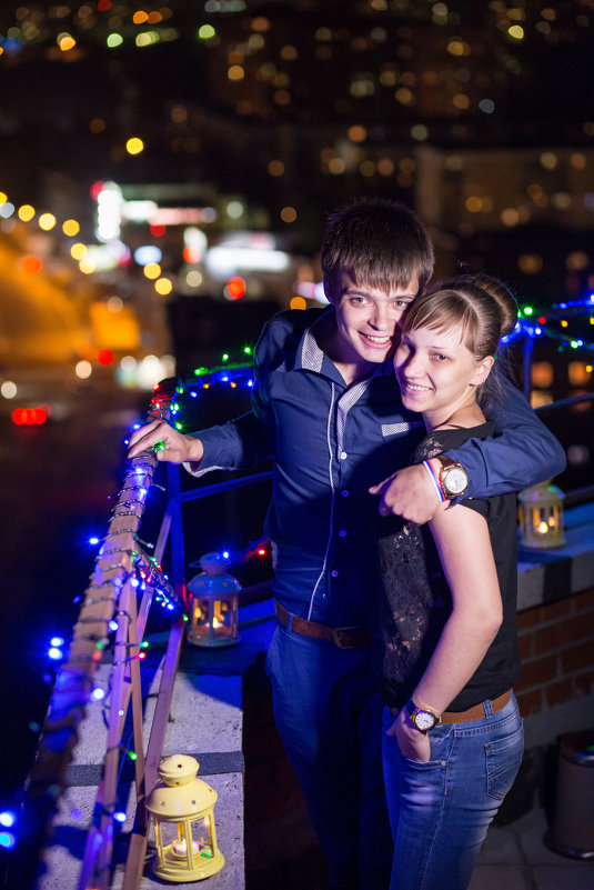 Красивая пара на фоне ночного города - Евгения Кец