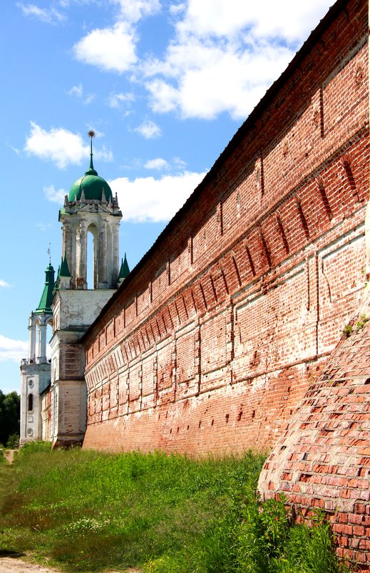 У стен монастыря - Наталья Серегина