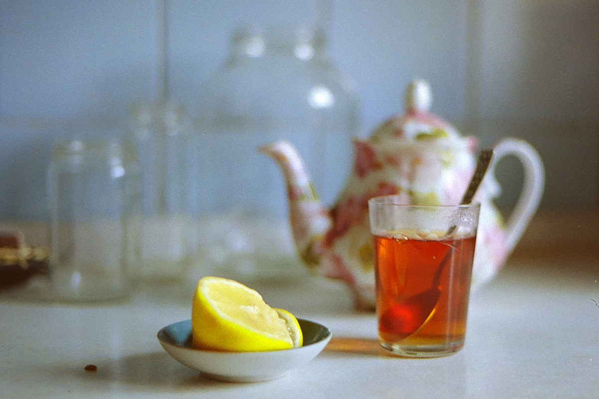Натюрморт с чаем и лимоном - Александра Каменная