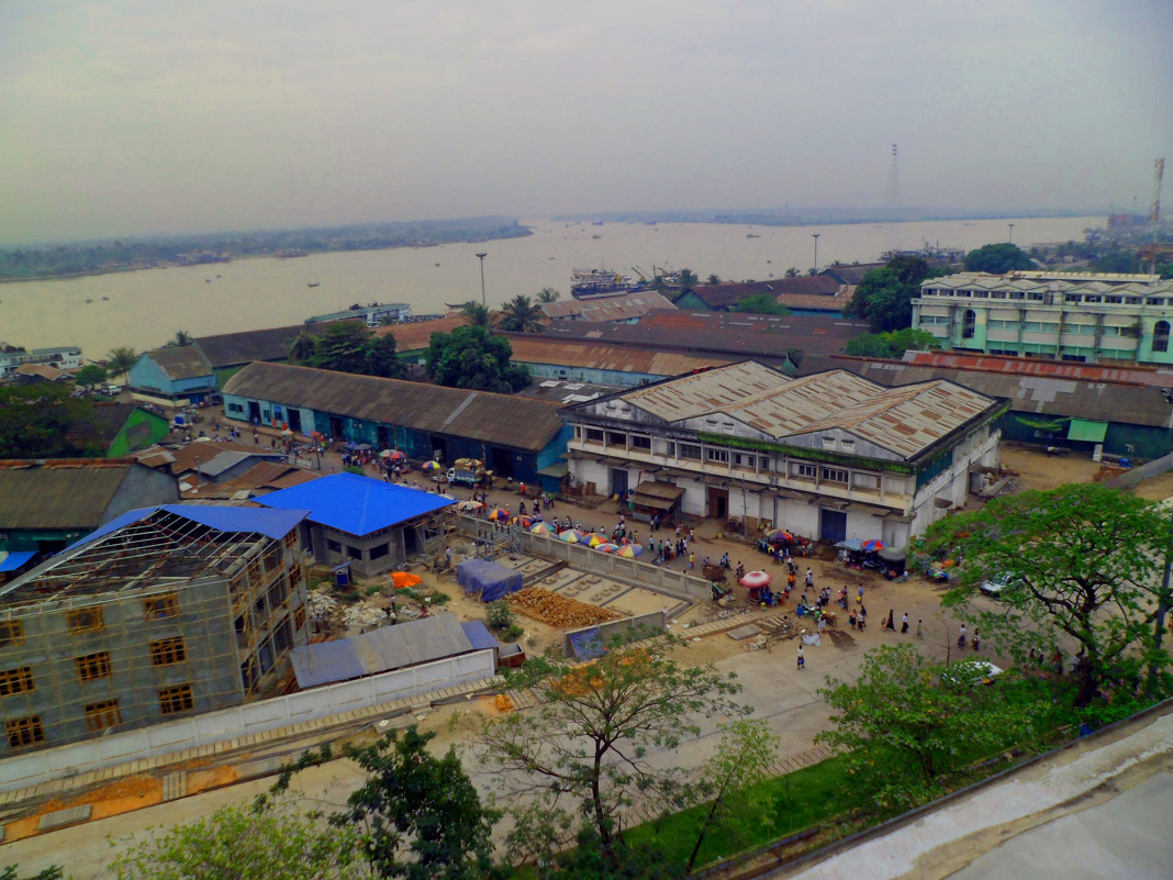 Янгон , Вид на рынок и реку-Янгон - Наталья Елизарова