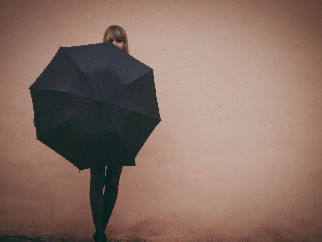 девушка с зонтом - Александр Уманский