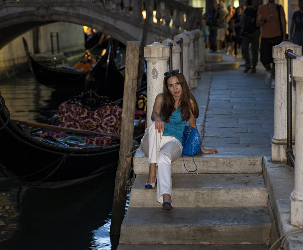 Girl walking in Venice in evening - Олег 