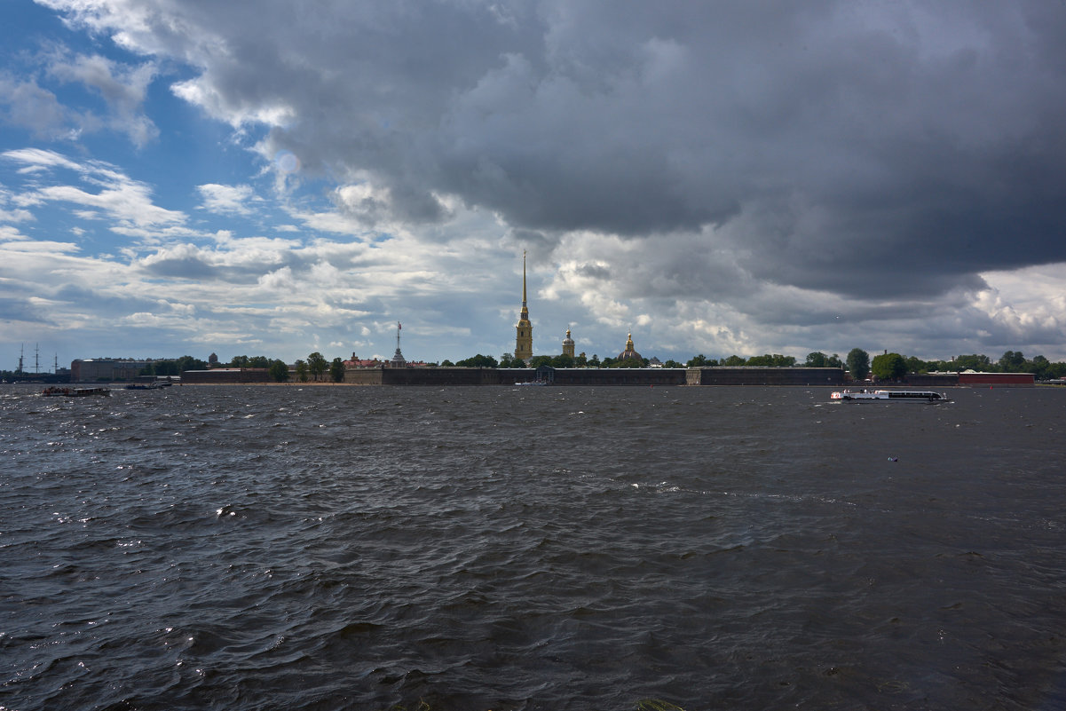 Петербург. Петропавловская крепость с Дворцовой набережной. Перед дождём - Минихан Сафин