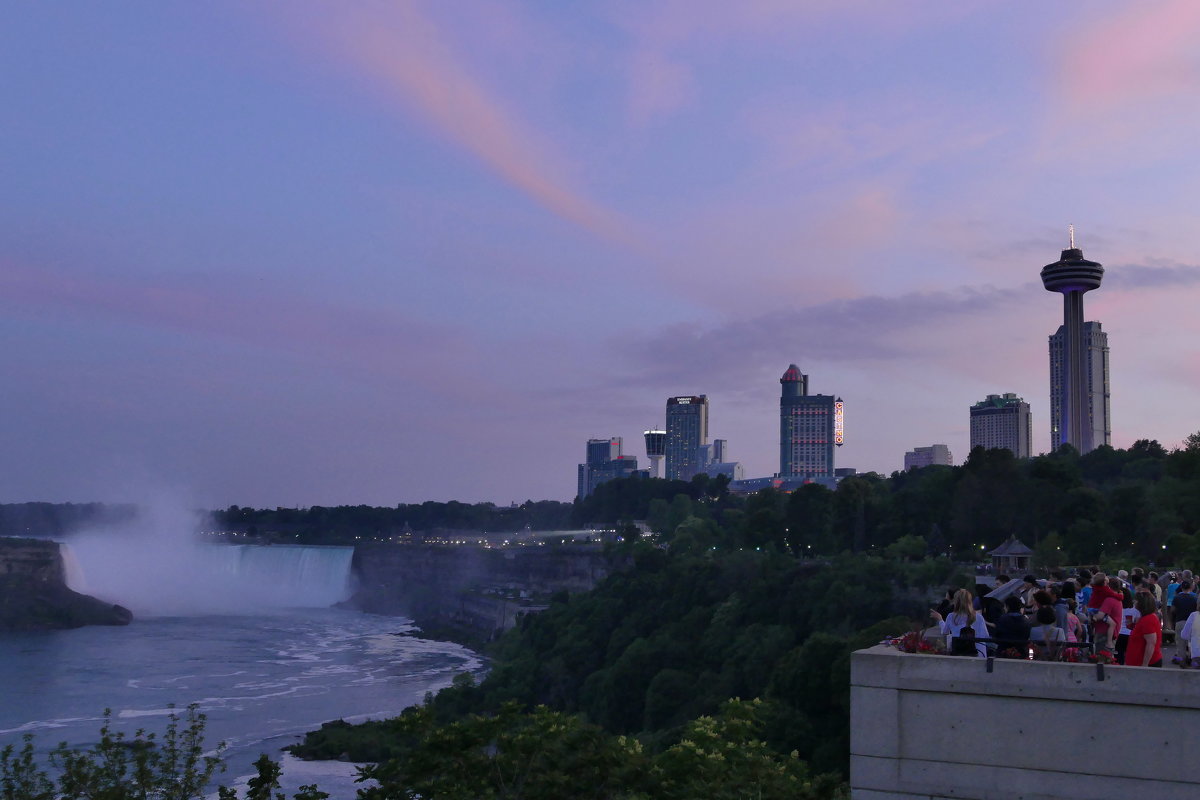 Вид набережной Niagara Falls вечером... - Юрий Поляков