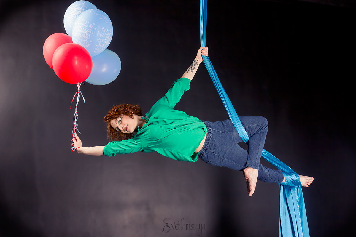 Девушка с воздушными шарами на полотнах - Светлана Чуркина