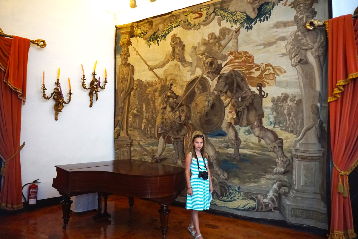 Фортепьянный зал. Дом-музей Замок Гала Дали в Пуболе. Испания. - Виктор Качалов